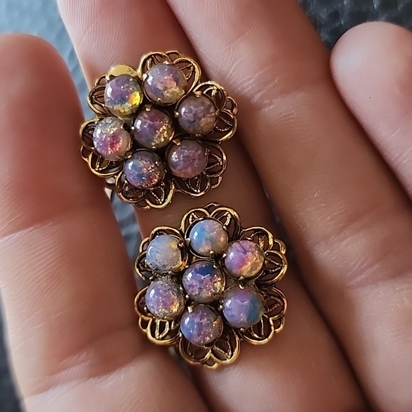 Jewelry - VTG clip on earrings